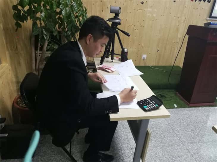 薩震節(jié)能空壓機(jī)銷售副總現(xiàn)場打分計(jì)分