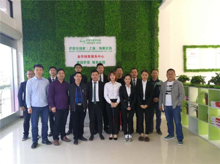 薩震節(jié)能空壓機(jī)領(lǐng)導(dǎo)合影